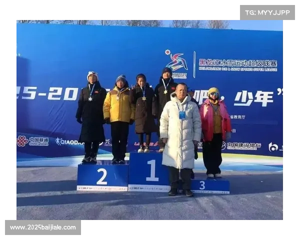 雪地曲棍球赛后小球员合影留念，冰雪运动促进青少年友谊