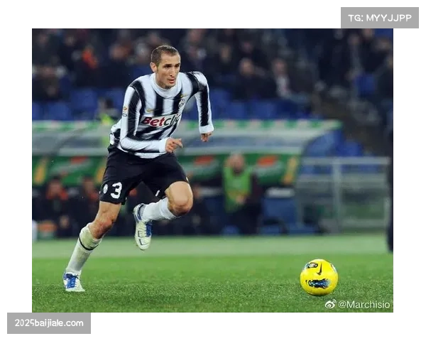 特写：38岁的基耶利尼现身看台，为旧主尤文图斯的防守表现做笔记